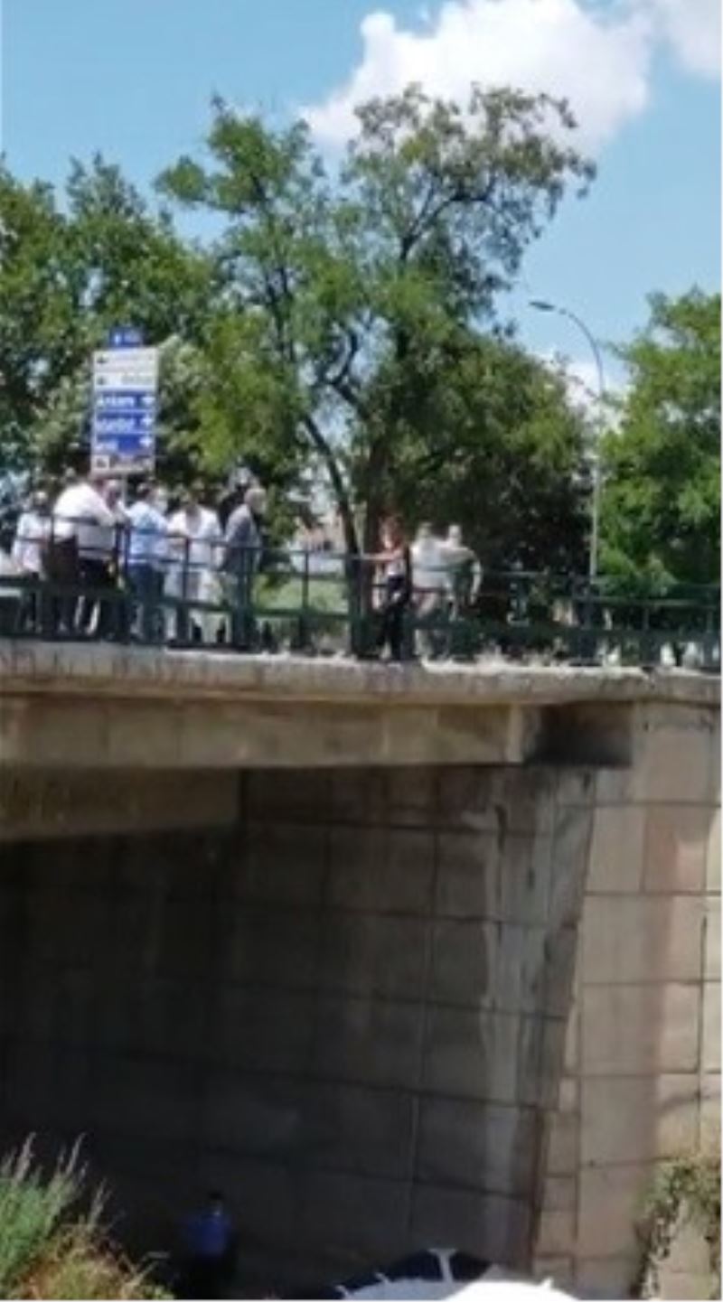 Köprüden atlamak isteyen genç kızın kurtarılmasını alkışlarla kutladılar
