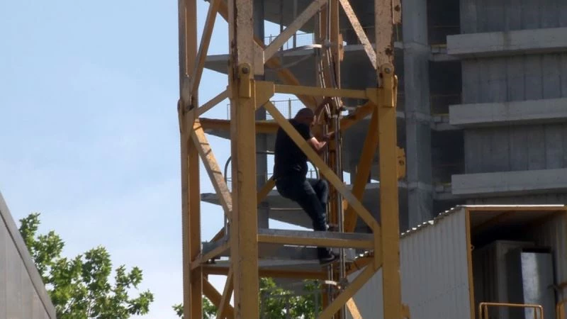 Parasını alamayınca vincin üzerine çıkan operatör 8,5 saat sonra ikna edildi
