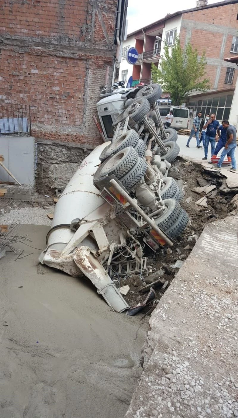 Mikser kamyonu devrildi
