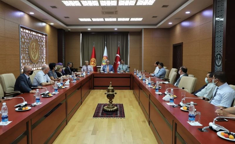 Rektör Polat Kırgızistan’da görüşmeler yaptı
