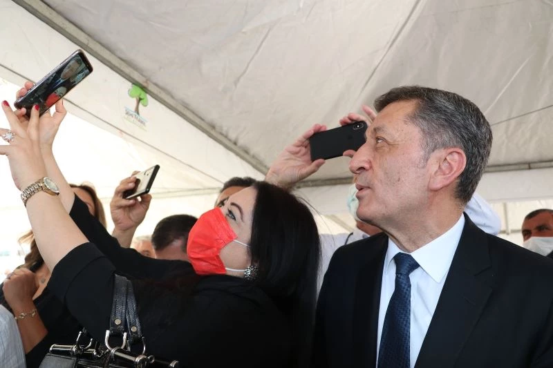 Bakan Selçuk: “Okullaşmada dünya rekoru kırıyoruz”

