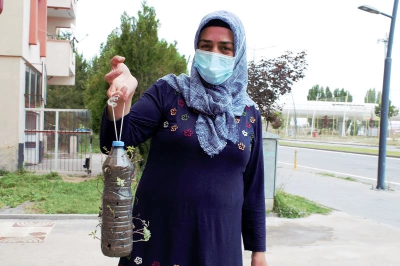 Atık malzemeleri değerlendirdi, dükkanın önünü çiçek bahçesine çevirdi
