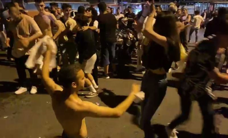 (Özel) Beşiktaş’ta normalleşmeyi abartan gençler, maskelerini çıkartıp dans etti
