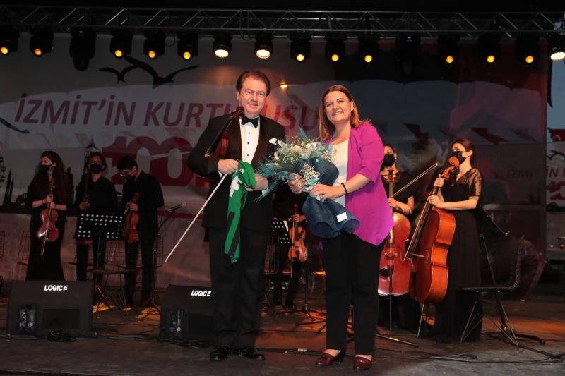 Keman virtüözü Cihat Aşkın, İzmit’te sahneye çıktı
