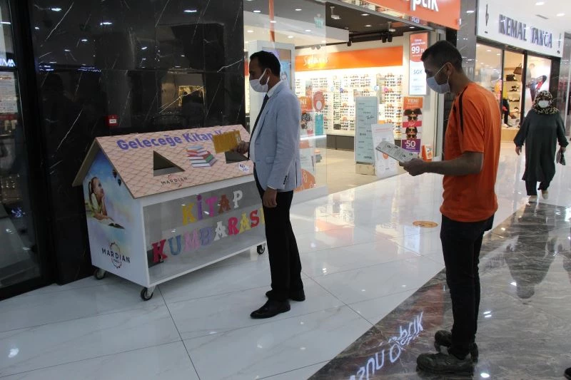 Kitap bağış kumbarası kitap bağışı bekliyor
