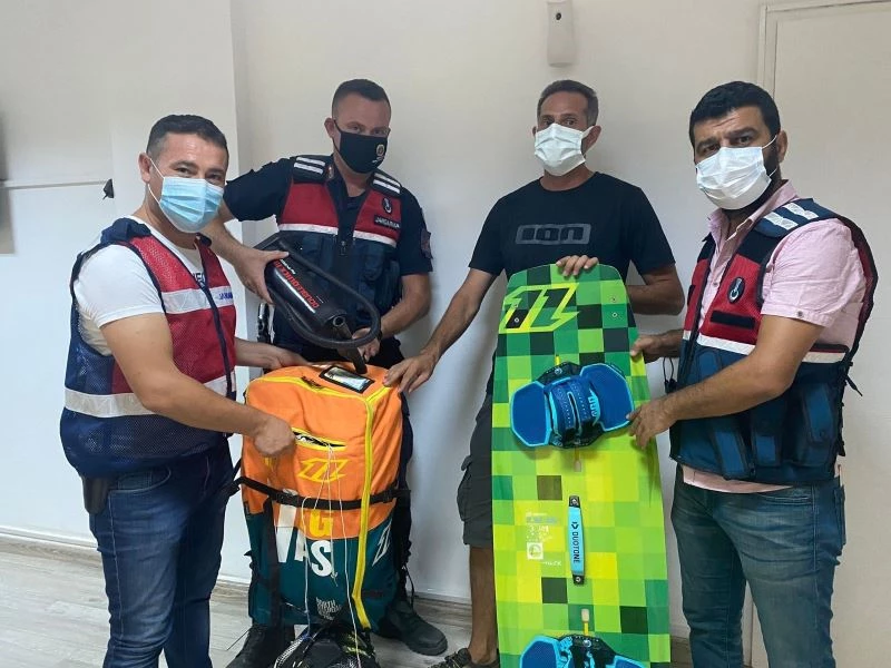 Sörf yaparken hırsızlar malzemelerini çaldı
