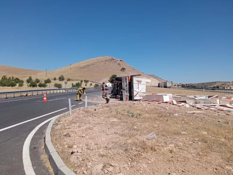 Mardin’de dolap yüklü tır devrildi
