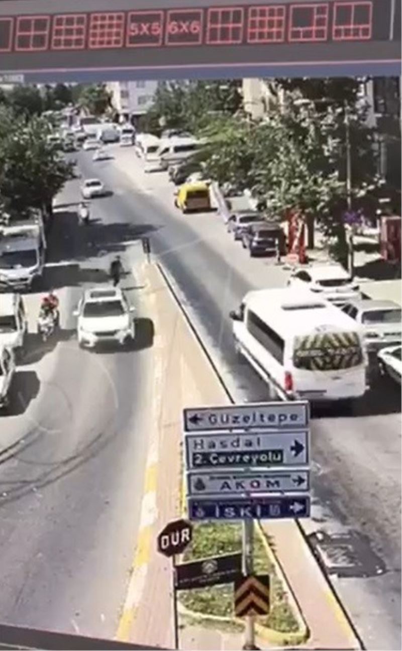 (Özel) Gazeteciyi trafikte darp eden saldırganların kaçış anı kamerada
