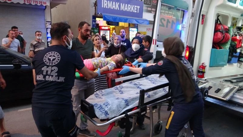 Kediyi görüp annesinin elinden yola fırlayan çocuğa araç çarptı
