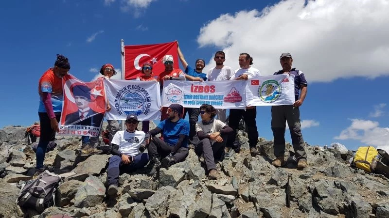 Dağcıların 3 bin 937 rakımlı Kaçkarlara Türk bayrağı astı
