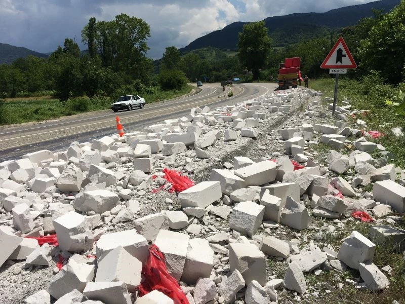 Tır dorsesindeki inşaat malzemeleri yola savruldu
