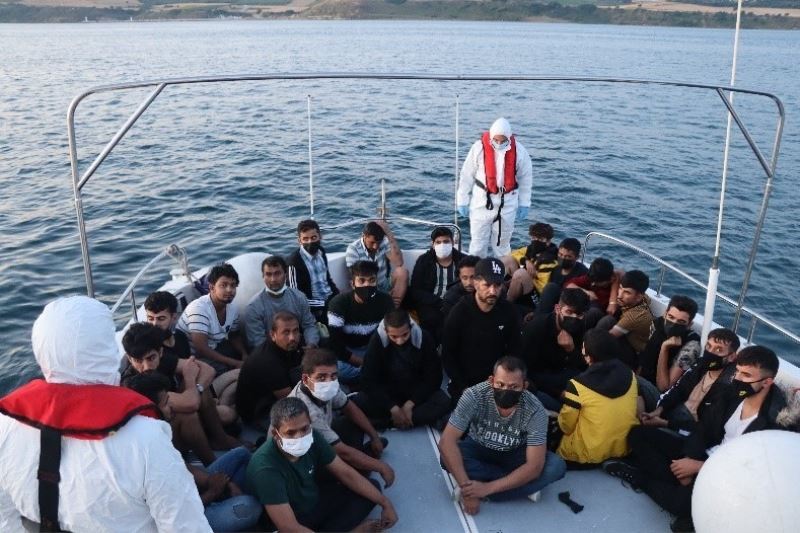 Çanakkale’de 68 düzensiz göçmen kurtarılırken, 4 göçmen kaçakçısı yakalandı
