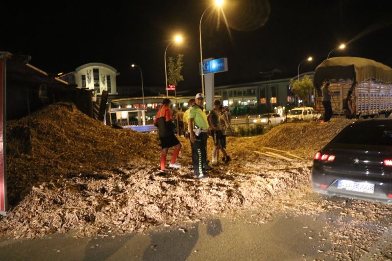 Köprüde odun talaşı yüklü tır devrildi, faciadan dönüldü
