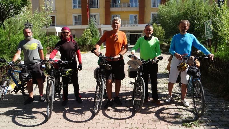 (Özel) Mersinli öğretmenler Van Gölü etrafını bisikletle turladılar
