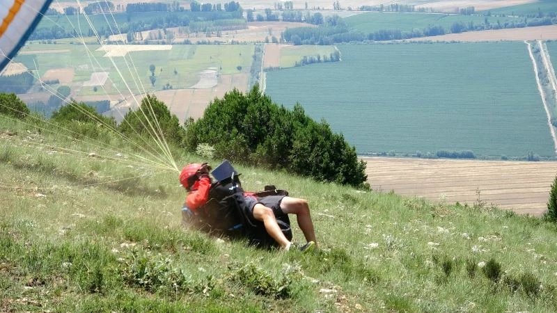 Tokat’ta yamaç paraşütçü kalkış yaparken düşerek yaralandı
