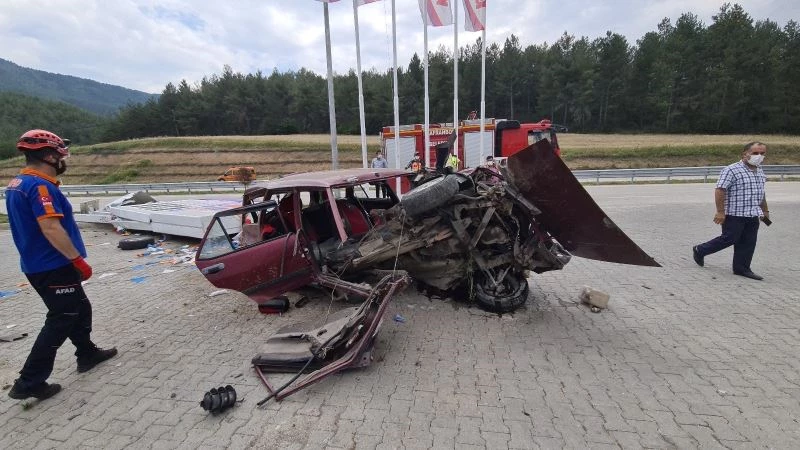 Yoldan çıkan otomobil, akaryakıt istasyonunun reklam tabelasını çarptı
