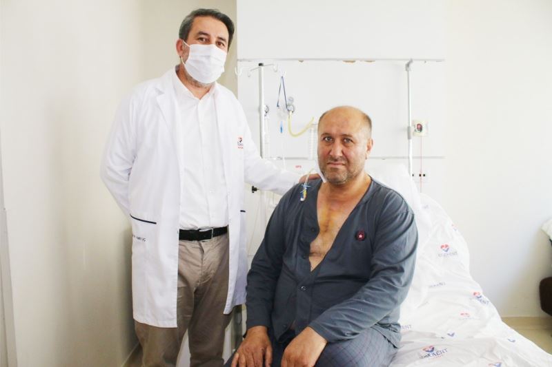 53 yaşındaki hastaya 8 santimetrelik kesi ile kalp ameliyatı
