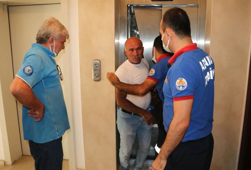 Asansörde mahsur kalan su dağıtıcısını CANKUR ekibi kurtardı
