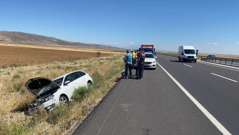 Kontrolden çıkan otomobil şarampolde düştü: 2 yaralı
