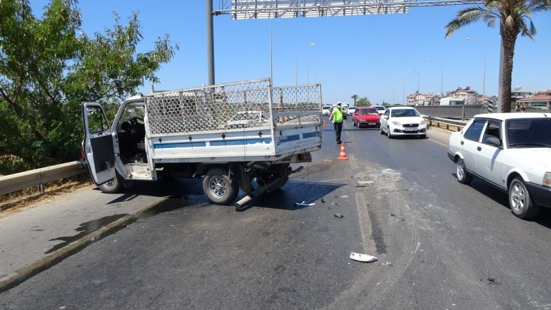  Açılan motor kaputunu hareket halinde kapatmak isterken kaza yaptı
