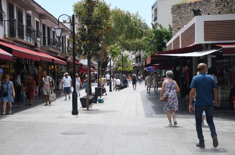 Kuşadası’nın yenilenen çarşılarına turistler ilgi gösteriyor
