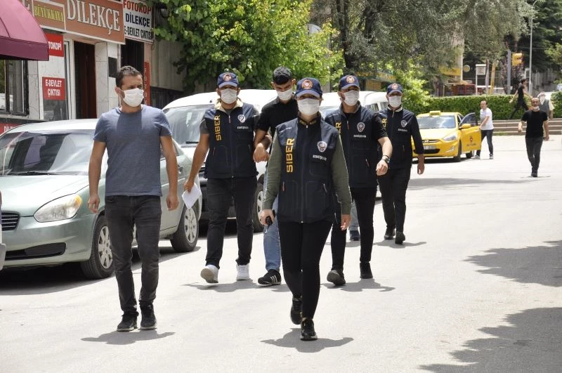 ATM’lerden 50 bin liralık vurgun yapan 2 kişi tutuklandı
