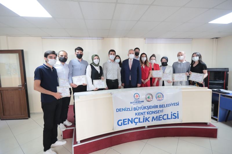 Gençlik Meclisinde sertifikalar Başkan Osman Zolan’dan
