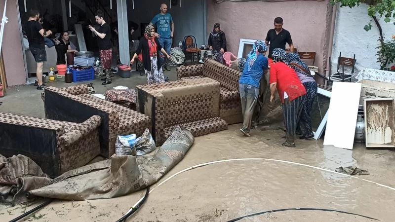 Bursa’da sel suları önüne kattığı her şeyi sürükledi
