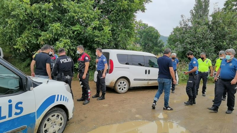 Nefes kesen kovalamaca sırasında polis otosuna çarpıp kaza yapan şüpheli yakalandı
