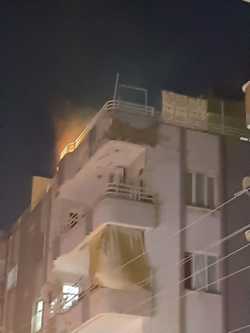 Tartıştığı eşi eve dönmeyince evini yakıp iki çocuğunu satırla rehin aldı
