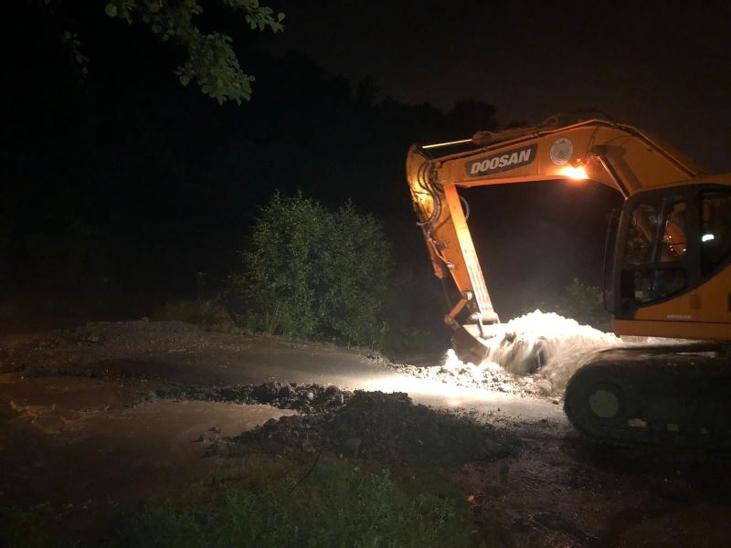 Hendek Belediyesi, yağışla oluşabilecek olumsuzlara karşı tedbirini aldı
