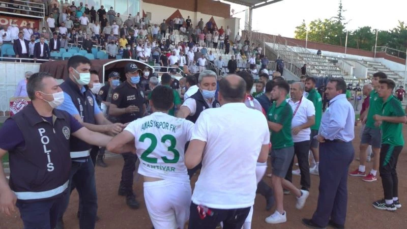 Maçın bitiş düdüğü ile saha karıştı, polis olaya müdahale etti
