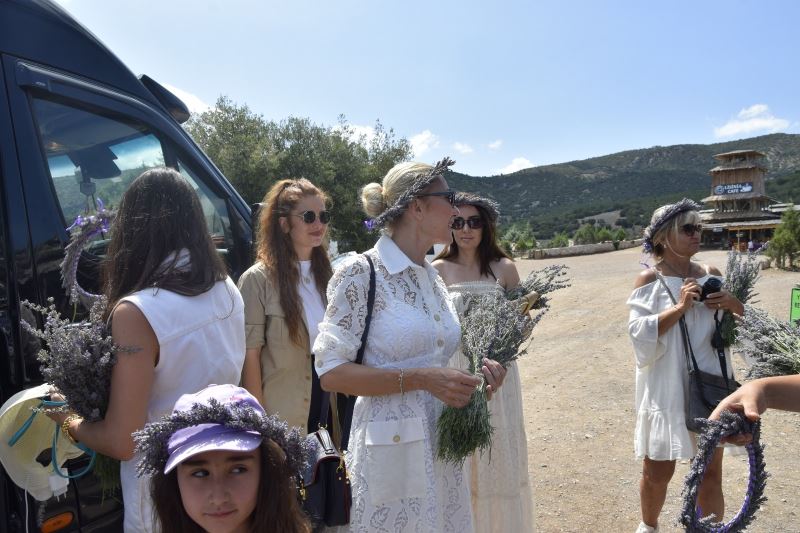 Kültür ve Turizm Bakanı’nın eşi Pervin Ersoy, lavanta bahçesini gezdi

