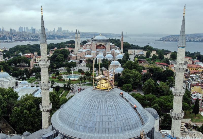 Sultanahmet Camii Kubbe alemi yerleştiriliyor
