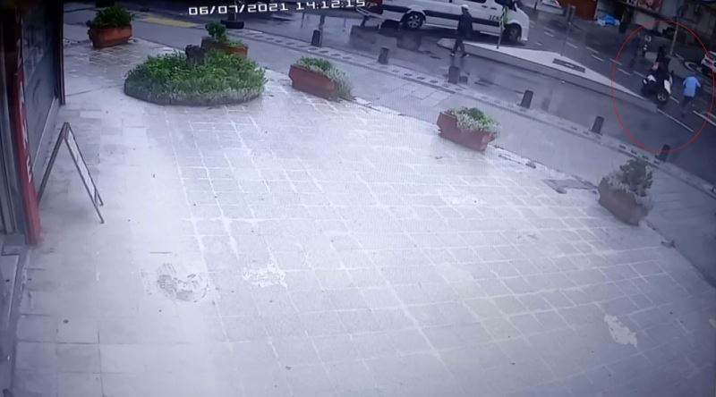 (Özel) Maltepe’de, motokuryenin çarptığı yaşlı adamın metrelerce savrulduğu kaza kamerada
