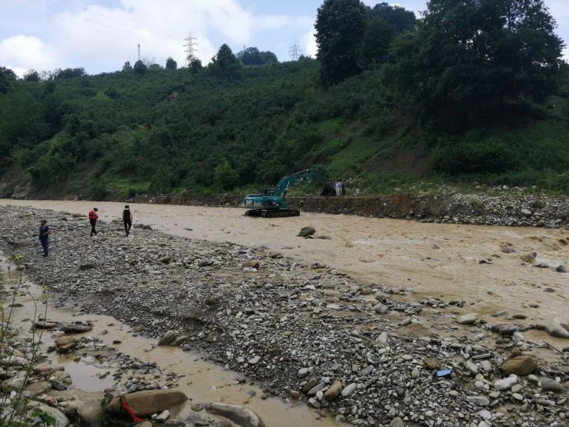 Selin vurduğu köyde mahsur kalan 56 kişi için kurtarma çalışması başlatılıyor
