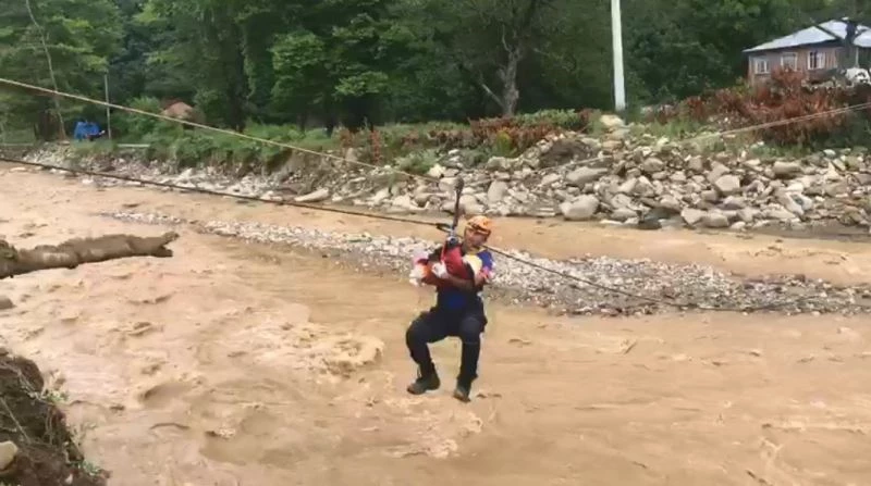 Çöken yol sebebiyle mahsur kalan 7 kişilik aile, halatlarla kurtarılıyor
