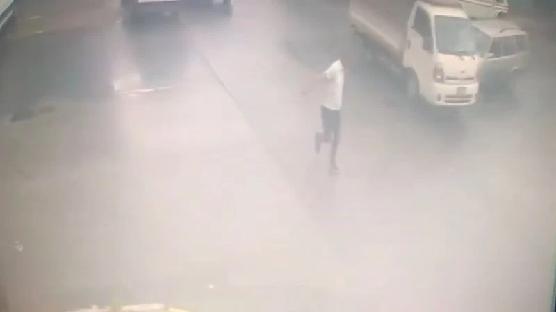 Ataşehir’de yayanın ölümden kıl payı kurtulduğu kaza anı kamerada
