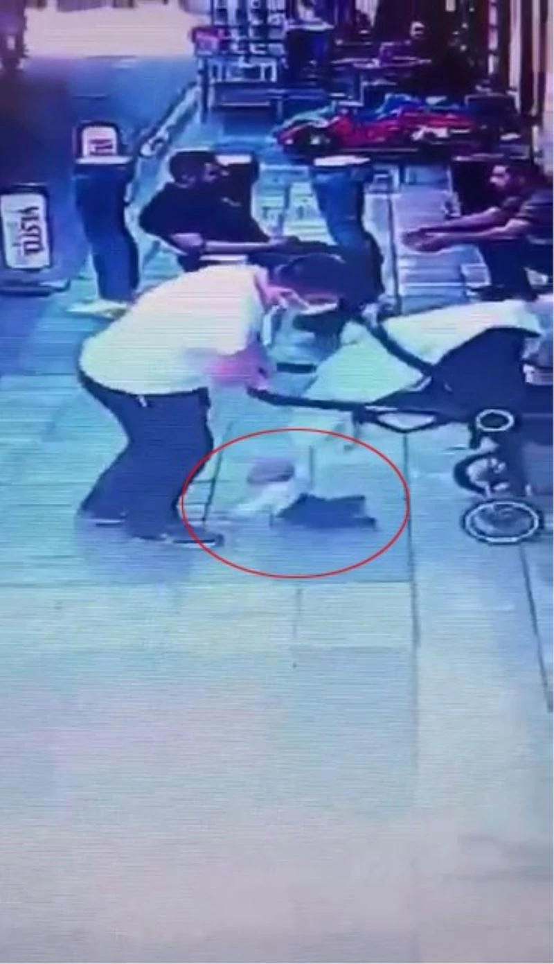  Dalgın baba bebeği arabasından düşürdü: O anlar kamerada
