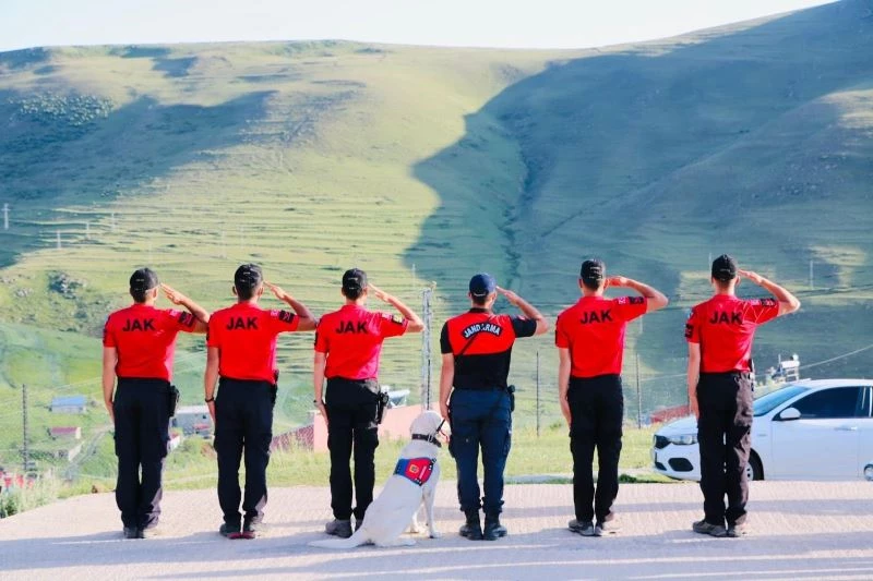 Jandarma, Ata’nın siluetine selam durdu
