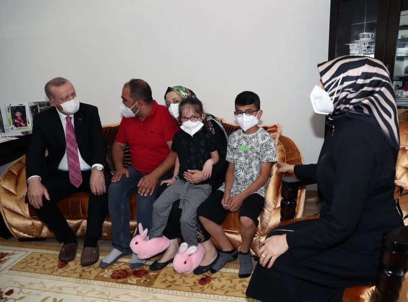 Cumhurbaşkanı Erdoğan, konuk olduğu ailenin doğacak bebeğinin ismini verdi
