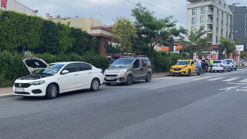 Caddede yolcu indirmek istedi, 3 araç birbirine girdi
