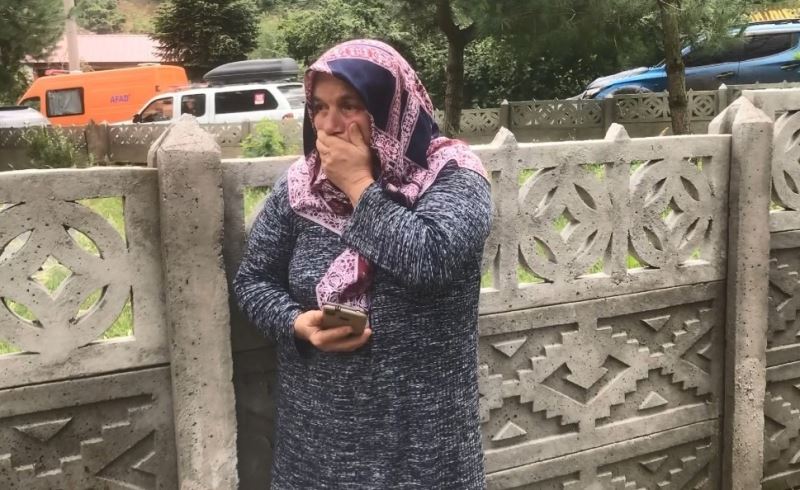 Mahsur kaldığı alandan kepçe ile kurtarılan kadın, gözyaşlarını tutamadı
