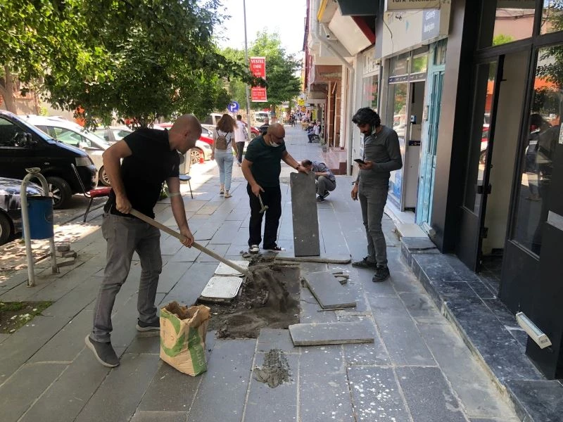 Duyarlı esnaf iş yerlerinin önündeki bozuk kaldırımları yaptı

