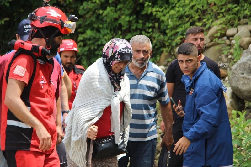 Kepçe kovası ile kurtarılan vatandaşlar: 