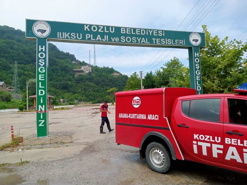 Ilıksu deresi yükseldi, ekipler plaj girişini kapattı
