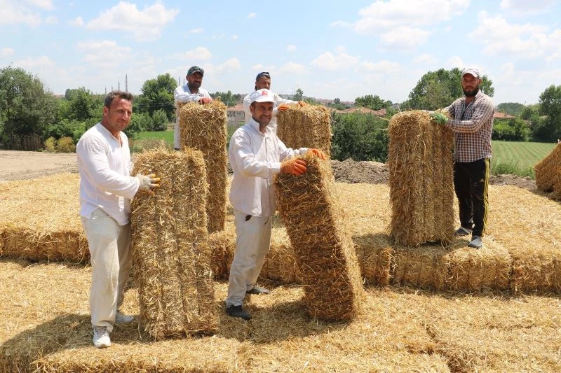 Öğrencilerin ihtiyaçları için saman balyalarını taşıdılar
