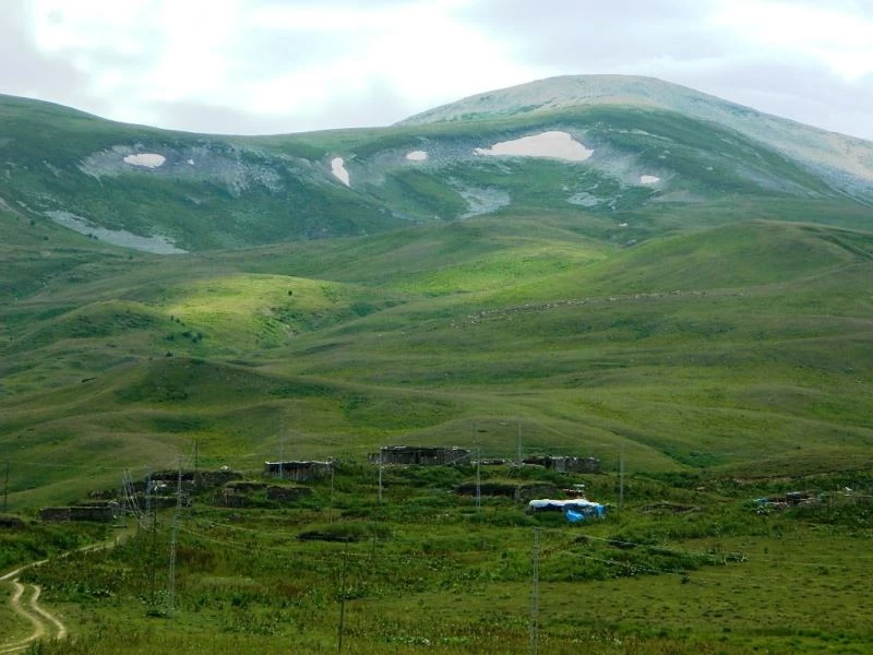 Posof’ta karlar erimeye devam ediyor
