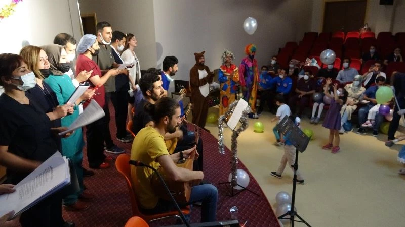 Sağlıkçılardan lösemili çocuklara müzik ziyafeti
