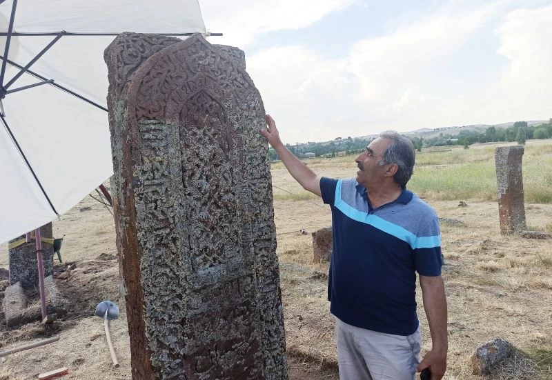 Selçuklu Meydan Mezarlığında İlhanlı dönemine ait kemerli yeni mezar taşı tespit edildi
